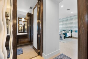 3 bedrooms, iron/ironing board, travel cot, free WiFi - Private Pool | Kayaks | Games | Las Olas Fun Modern Beachfront Luxury 30 Seconds to  Beach Sea La Vi (Fort Lauderdale)