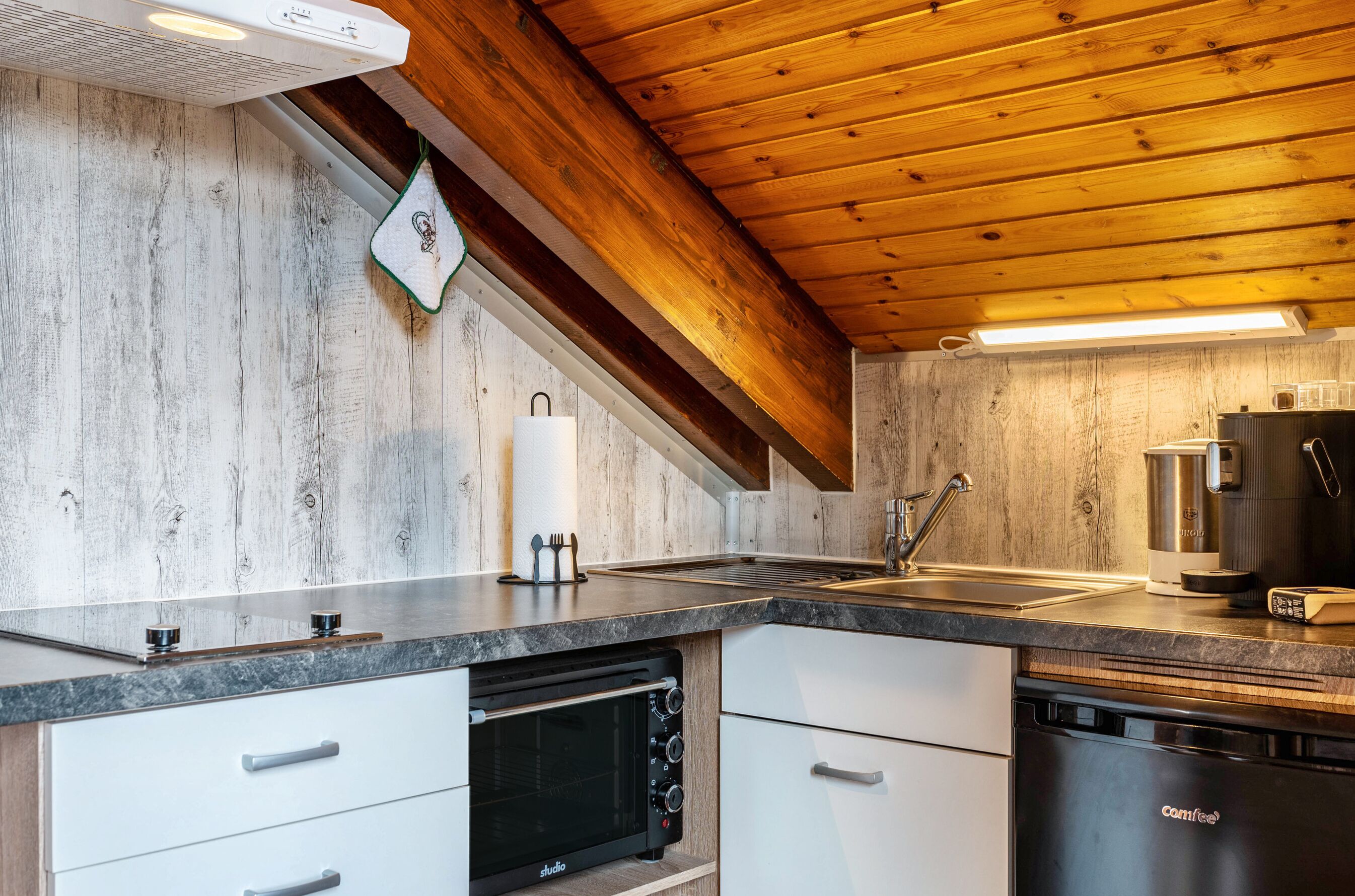 Réfrigérateur, four, plaque de cuisson, cafetière/bouilloire