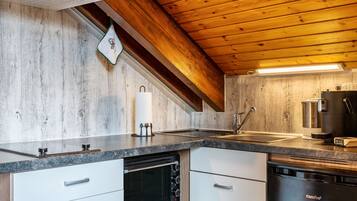 Réfrigérateur, four, plaque de cuisson, cafetiÚre/bouilloire