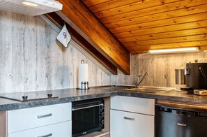 Kylskåp, ugn, spishäll och kaffe- och tebryggare