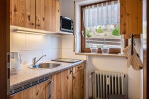 Fridge, oven, stovetop, coffee/tea maker