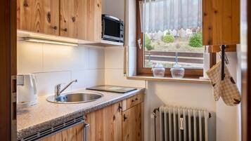 Fridge, oven, stovetop, coffee/tea maker