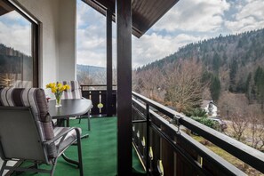 Outdoor dining - Holiday Apartment '2' with Mountain View, Balcony and Wi-Fi (Todtmoos)