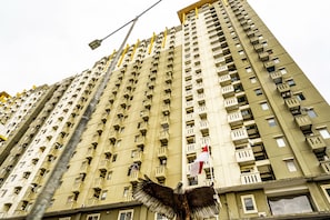 Exterior - OYO Life 93251 Apartement Gateway Cicadas By Alugada (Bandung)