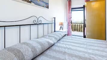 2 chambres, bureau, fer et planche Ă  repasser, lit parapluie