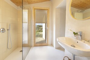 Dusche, Haartrockner, Handtücher