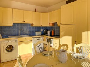Fridge, microwave, oven, dishwasher - L'appartement des Cyclades (LE LAVANDOU)