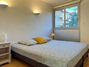 2 bedrooms, travel crib, free WiFi