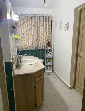 Sèche-cheveux, serviettes fournies, savon, shampoing