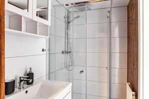 Dusche, Haartrockner, Handtücher