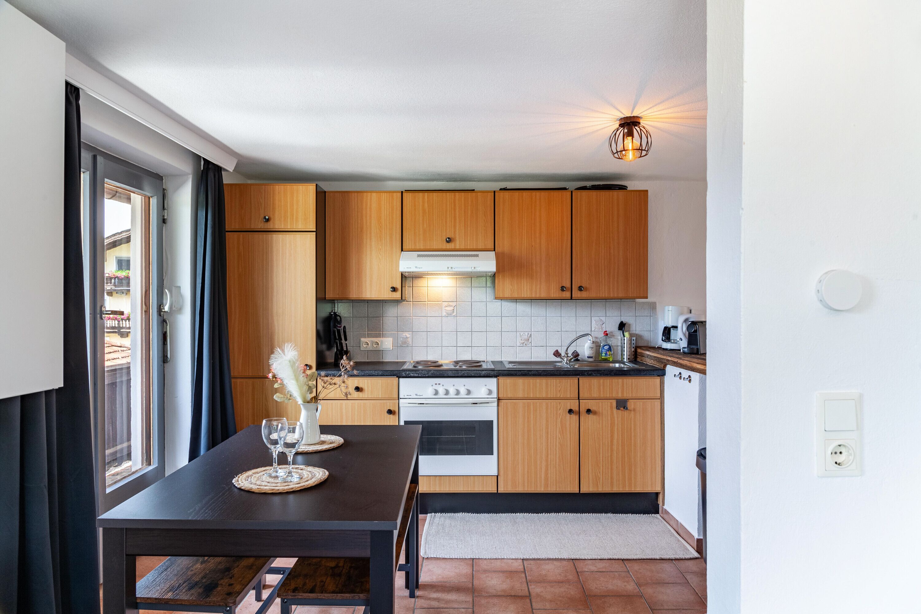 Kühlschrank, Ofen, Herdplatte, Wasserkocher mit Kaffee-/Teezubehör