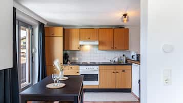 Kühlschrank, Ofen, Herdplatte, Wasserkocher mit Kaffee-/Teezubehör