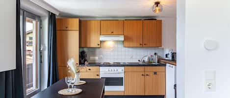 Réfrigérateur, four, plaque de cuisson, cafetiÚre/bouilloire