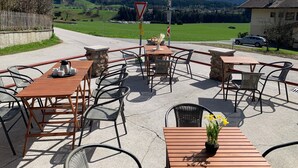 A terrace with outdoor seating, a mountain view, and a sign indicating a parking area. - 'Feichtenhäusl 1' with Mountain View, Private Terrace and Wi-Fi (Westendorf)
