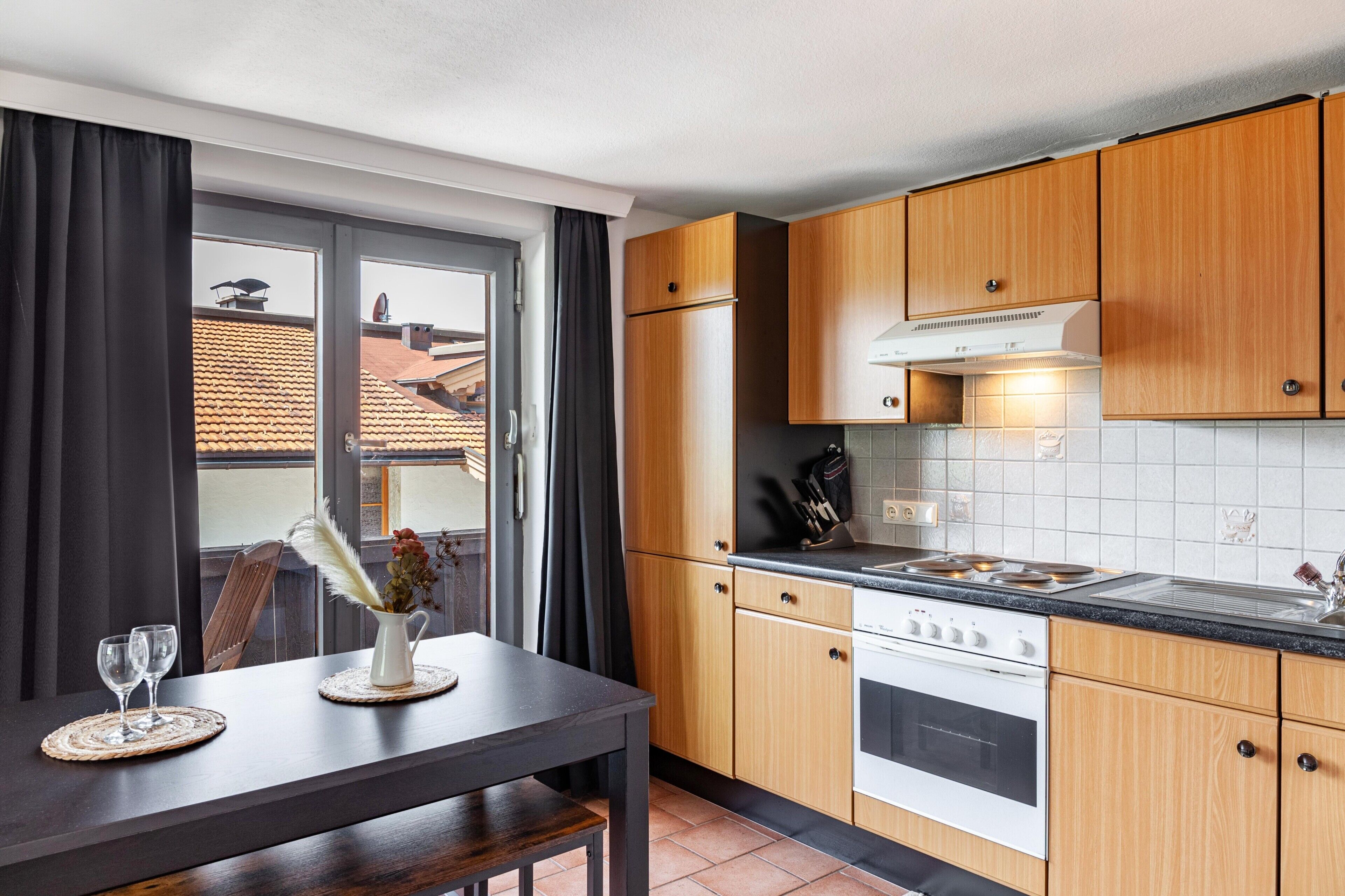 Fridge, oven, stovetop, coffee/tea maker