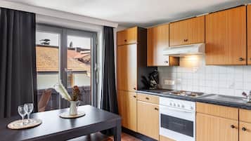 Fridge, oven, stovetop, coffee/tea maker