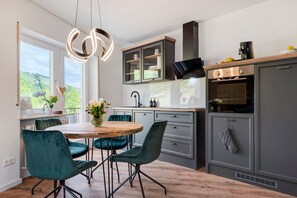 Fridge, oven, stovetop, dishwasher - Apartment 'Dasensteinblick' with Mountain View, Balcony and Wi-Fi (Kappelrodeck)