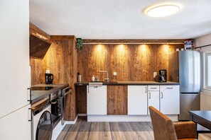 Fridge, oven, stovetop, dishwasher