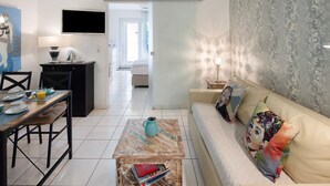 Ein modernes Wohnzimmer mit Sofa, Couchtisch und Essbereich.