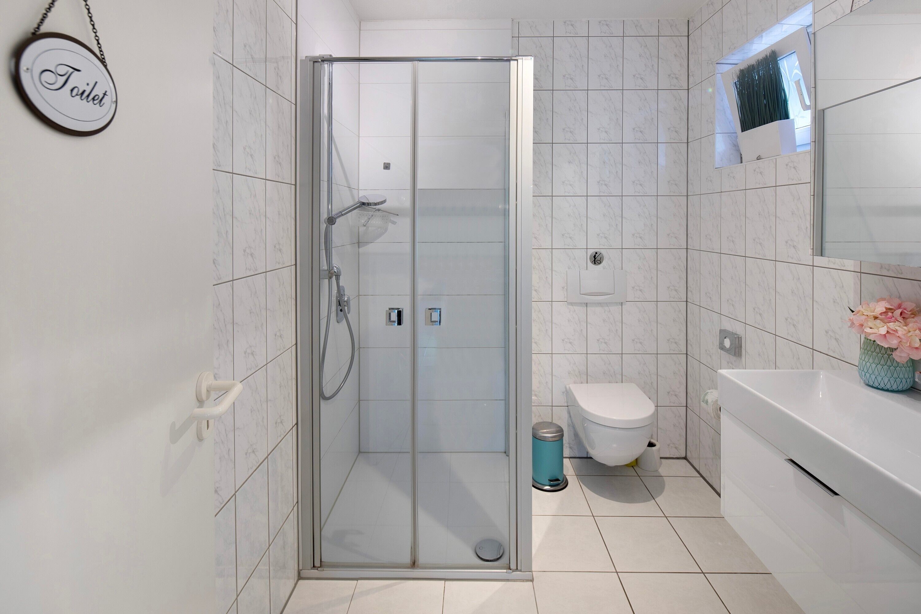 Dusch, gratis toalettartiklar, hårtork och handdukar