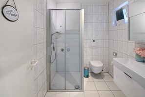 Een douche, gratis toiletartikelen, een haardroger, handdoeken