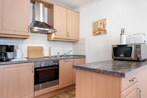 Fridge, microwave, oven, stovetop - Apartment 'Wellness Strandperle' with Private Garden, Balcony and Wi-Fi (Cuxhaven)