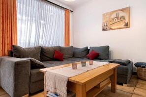 TV, fireplace, DVD player, ping pong - Apartment 'Wellness Strandperle' with Private Garden, Balcony and Wi-Fi (Cuxhaven)