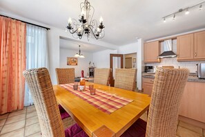 Dining - Apartment 'Wellness Strandperle' with Private Garden, Balcony and Wi-Fi (Cuxhaven)