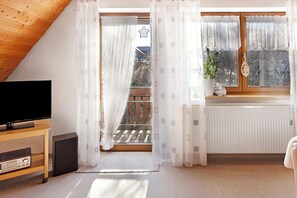 TV - Apartment 'Ferienwohnung Birkenberger' with Mountain View, Balcony and Wi-Fi (Löffingen)