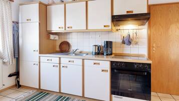 Kühlschrank, Ofen, Herdplatte, Wasserkocher mit Kaffee-/Teezubehör