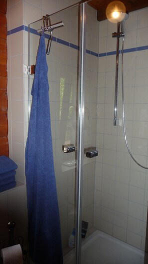 Dusche, kostenlose Toilettenartikel, Haartrockner, Handtücher