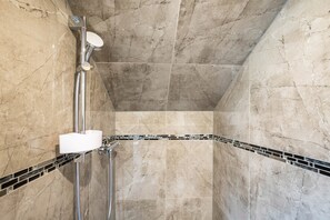 Ducha, secador de pelo y toallas