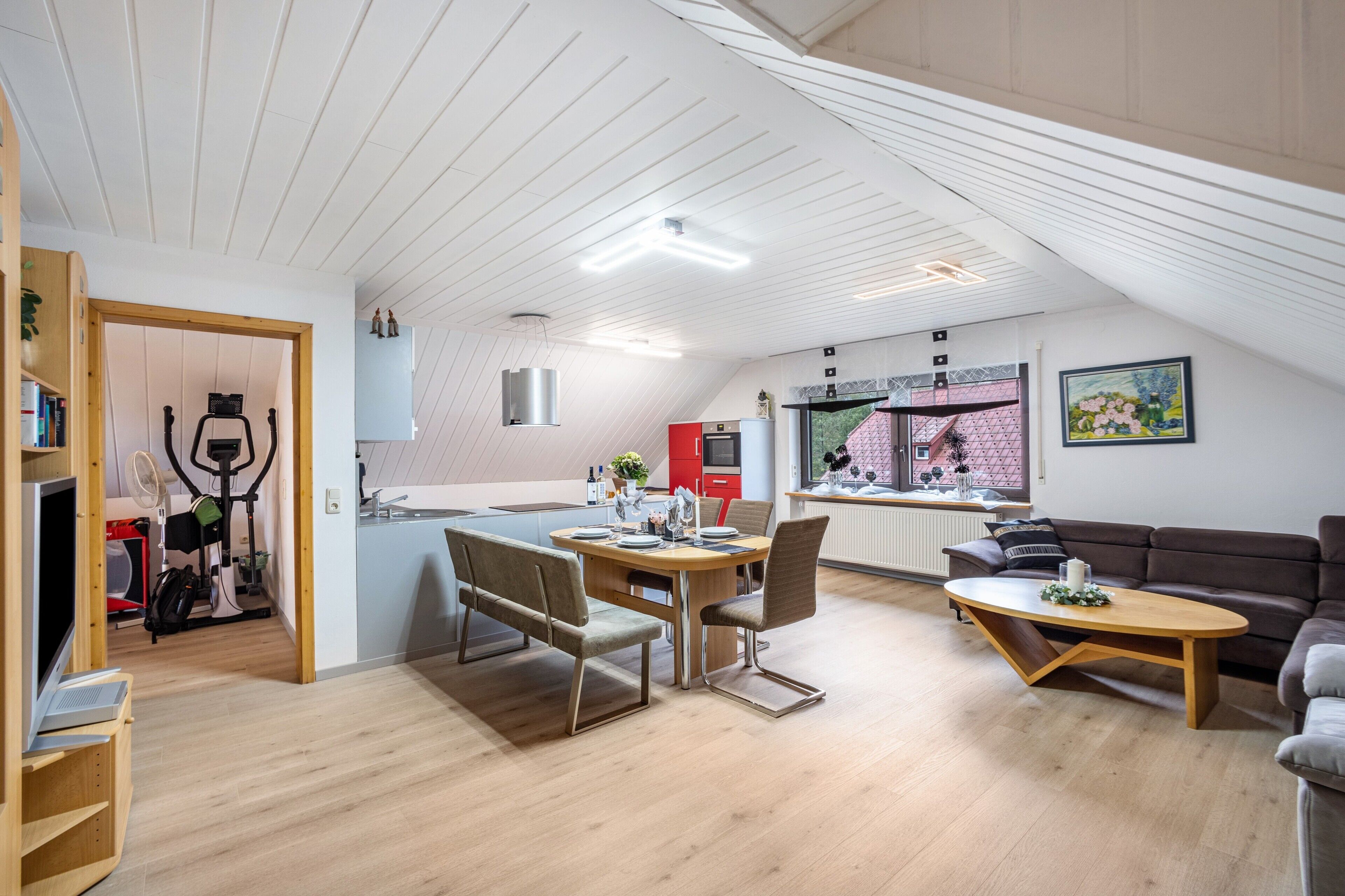 Un moderno espacio tipo loft con comedor, cocina y zona de estar.