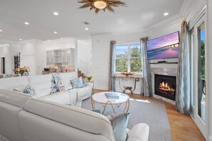 TV, fireplace - Destiny Private Beach Home, Prime Location, Beach 350 yds, Golf Cart, Pool/HotTub/Tennis/Pickleball (Destin)