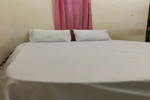 Standard Double Room | Free WiFi, bed sheets