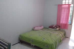 Free WiFi, bed sheets - OYO Life 93259 Kos Kurnia (Janapria)