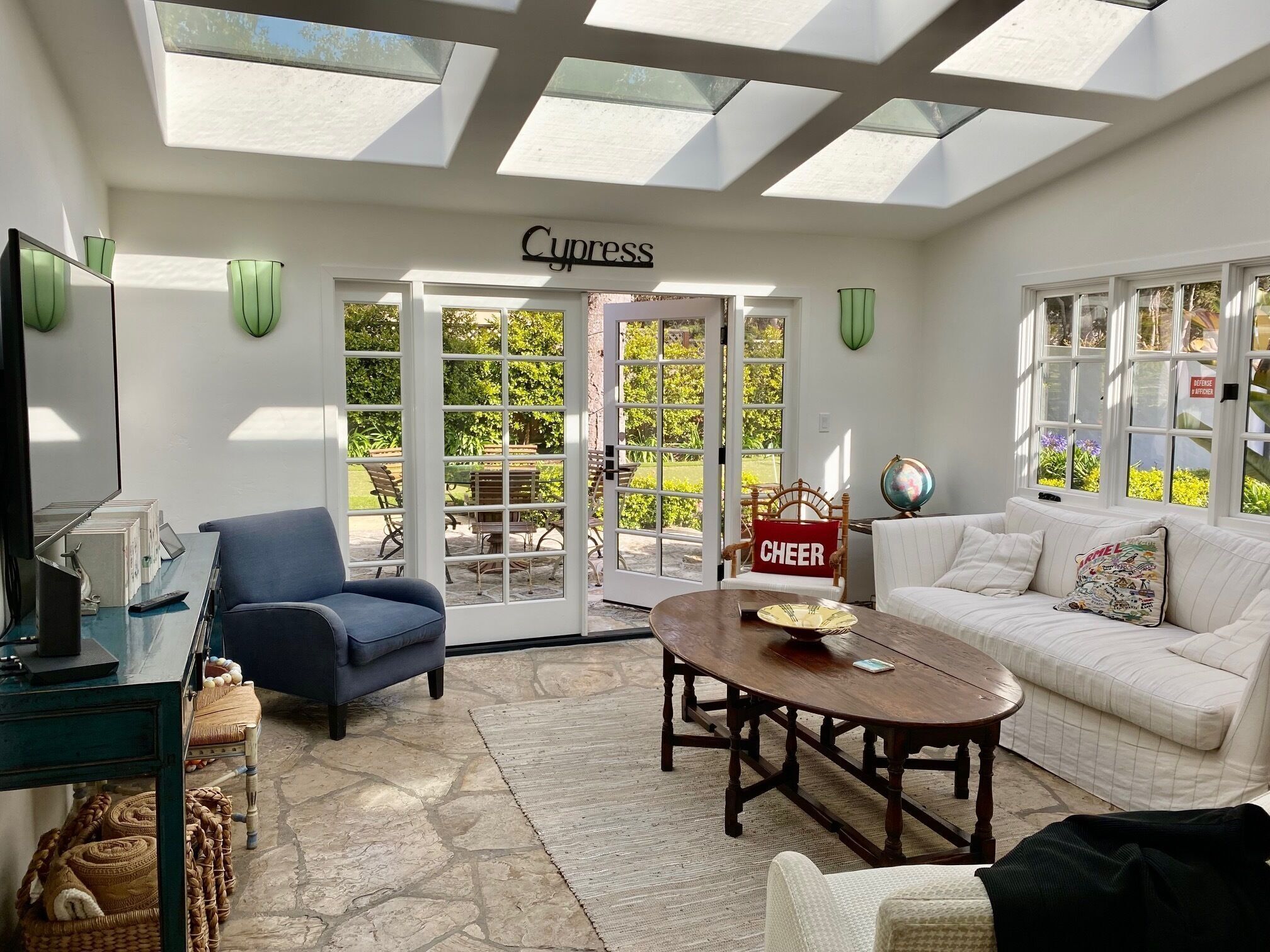 智能电视、壁炉、书、立体声音响