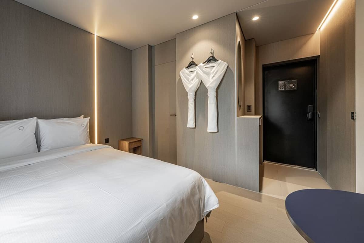 1 habitación, sistema de insonorización, wifi gratis y ropa de cama 