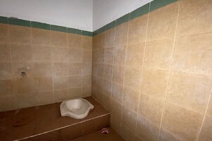 标准双人房 | 浴室 | 淋浴设施、肥皂