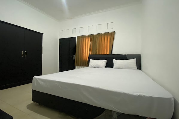 Standard Double Room | Free WiFi, bed sheets