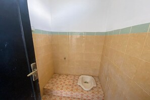 Standard Double Room | Bathroom - OYO Life 93255 Kosan Teratai Jaya (Janapria)