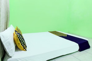 WiFi (free), bed sheets - OYO Life 93255 Kosan Teratai Jaya (Janapria)