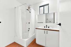 Douche, sèche-cheveux, serviettes fournies