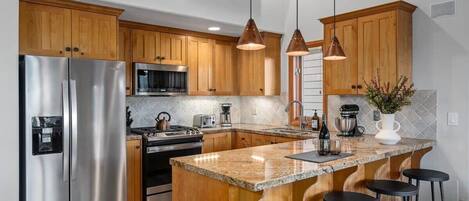 Geladeira, micro-ondas, fogão, cooktop