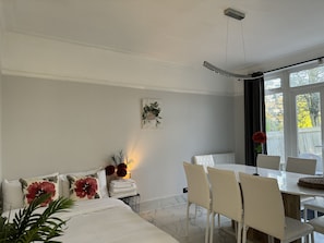 8 slaapkamers, een bureau, een strijkplank/strijkijzer, gratis wifi