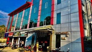 A modern building with a restaurant and bar on the ground floor. - Hotel Suryadev (Palampur)