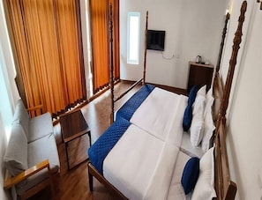 Family Room | Peralatan tempat tidur hipoalergenik, peti besi dalam bilik 