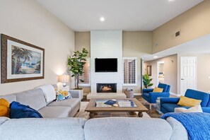 Smart TV, fireplace - Chaparral CC, Dual Main Bedrooms, Steps to Pool, Mountain/Golf Views (Palm Desert)