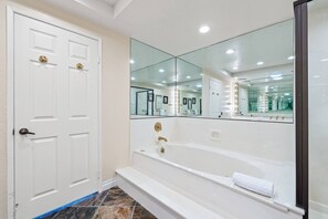 Douche, séchoir à cheveux, serviettes fournies, shampooing