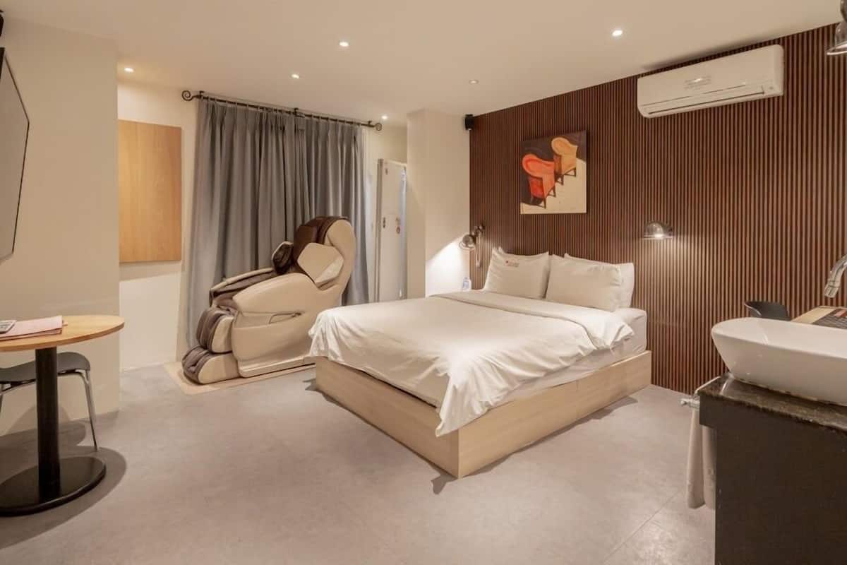 Family Double Room | WiFi (free), individually decorated, individually furnished, bed sheets
